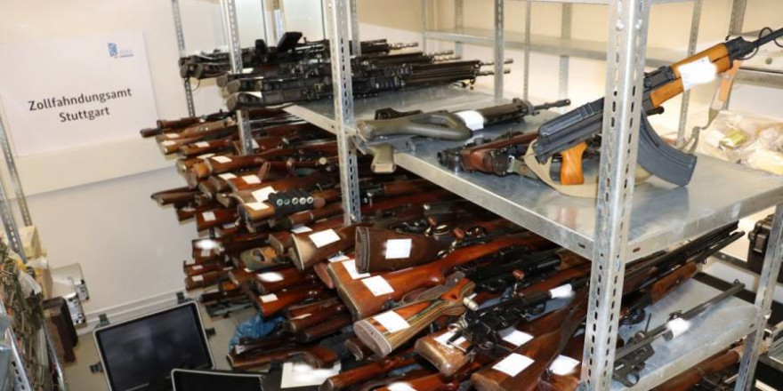 Die sichergestellten Waffen nebst Munition (Quelle: Zollfahndungsamt Stuttgart)