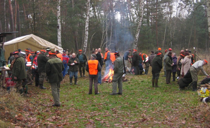 Jäger nach einer Jagd am Lagerfeuer