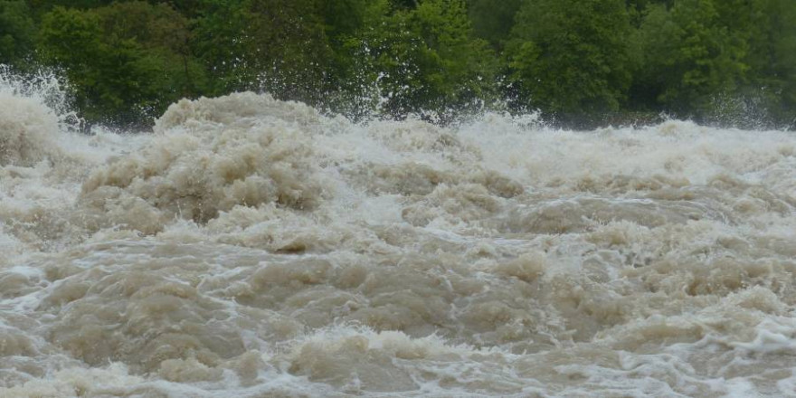 Aufbrandendes Wasser (Symbolbild: Hans Braxmeier)