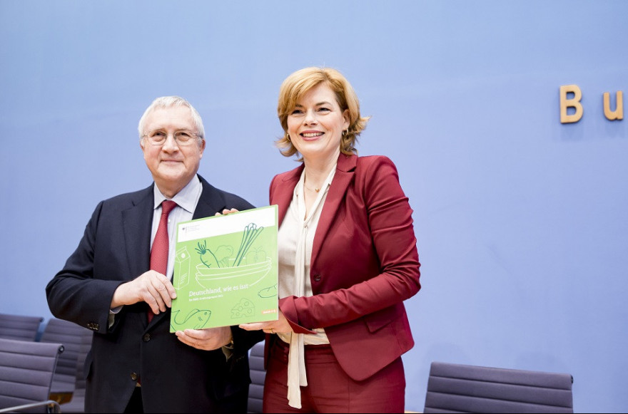 Bundesministerin Julia Klöckner präsentiert mit Prof. Manfred Güllner (forsa) den Ernährungsreport