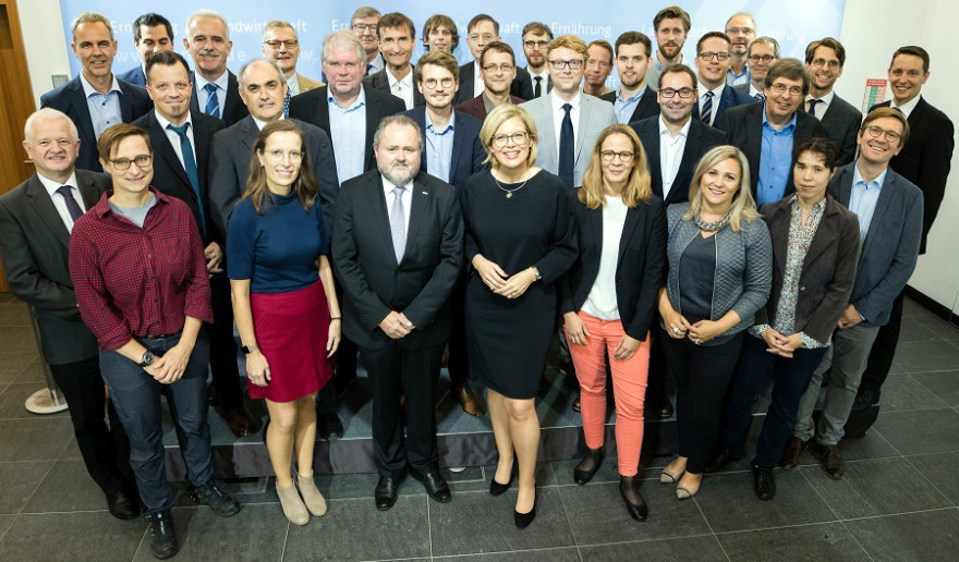 Bundesministerin Julia Klöckner mit den Mitgliedern des Kompetenznetzwerks 