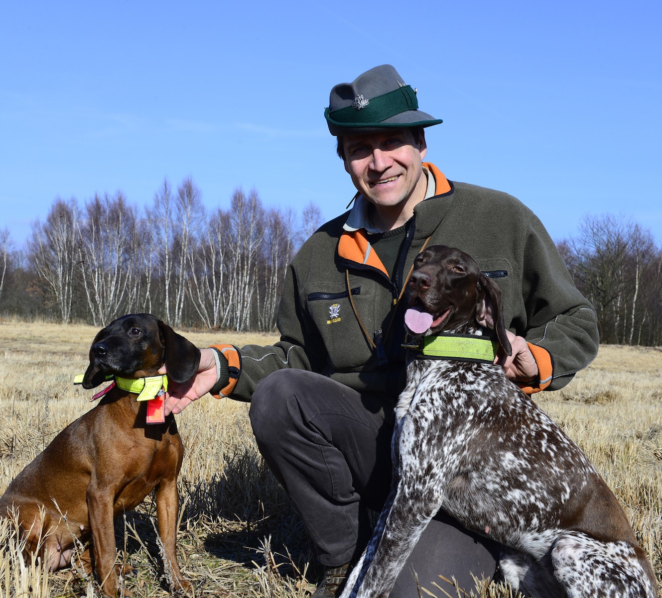 Berufsjäger Ulf Muuß mit seinem Diensthund, einem Deutsch-Kurzhaar, und seinem Bayerischen Gebirgsschweißhund, der bei Nachsuchen zum Einsatz kommt