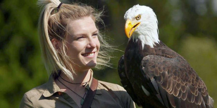 Lisa mit Weisskopfseeadler Unak (Foto: obs/MDR Mitteldeutscher Rundfunk/MDR/dokfilm/Matthias Neuber)