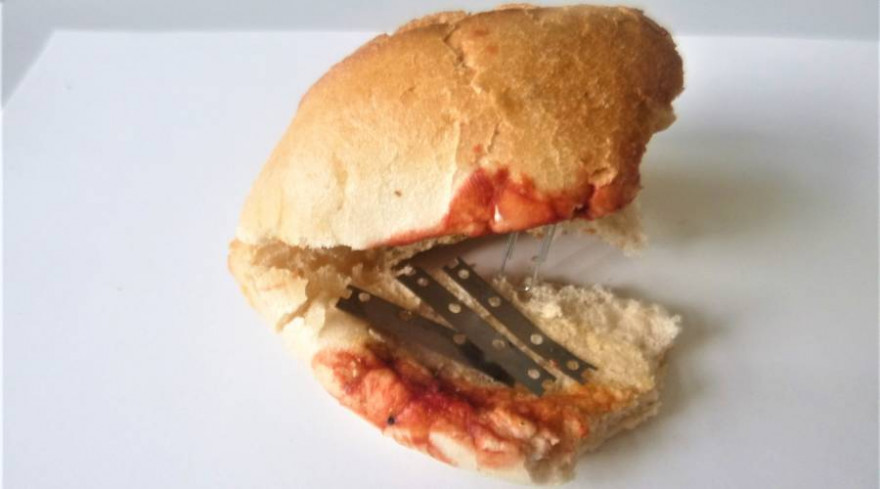 Das mit Ketchup und scharfen Klingen präparierte Brötchen (Foto: Kreispolizeibehörde Borken)