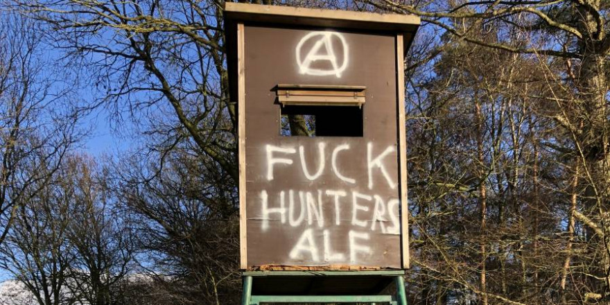 Ein beschädigter und mit Parolen der Animal Liberation Front (ALF) beschmierter Hochsitz aus dem Emsland. (Quelle: Polizei)