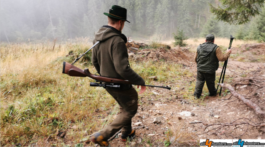 Bei teilweise schwierigen Witterungsbedingungen ging es zu Fuß durch die Karpaten. © K&K Premium Jagd