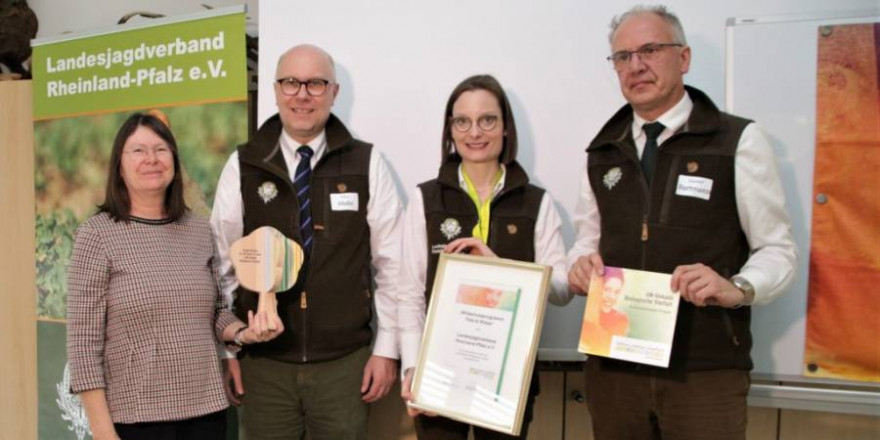 Von links nach rechts: Umweltministerin Ulrike Höfken, LJV-Präsident Dieter Mahr, Projektleiterin WFW Sarah Wirtz, LJV-Vizepräsident Gundolf Bartmann (Foto: LJV RLP)