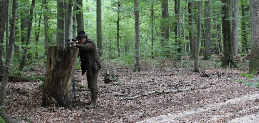 Baumstubbe oder Wurzelstöcke am Rande des Pirschwegs eignen sich zur Gewehrauflage