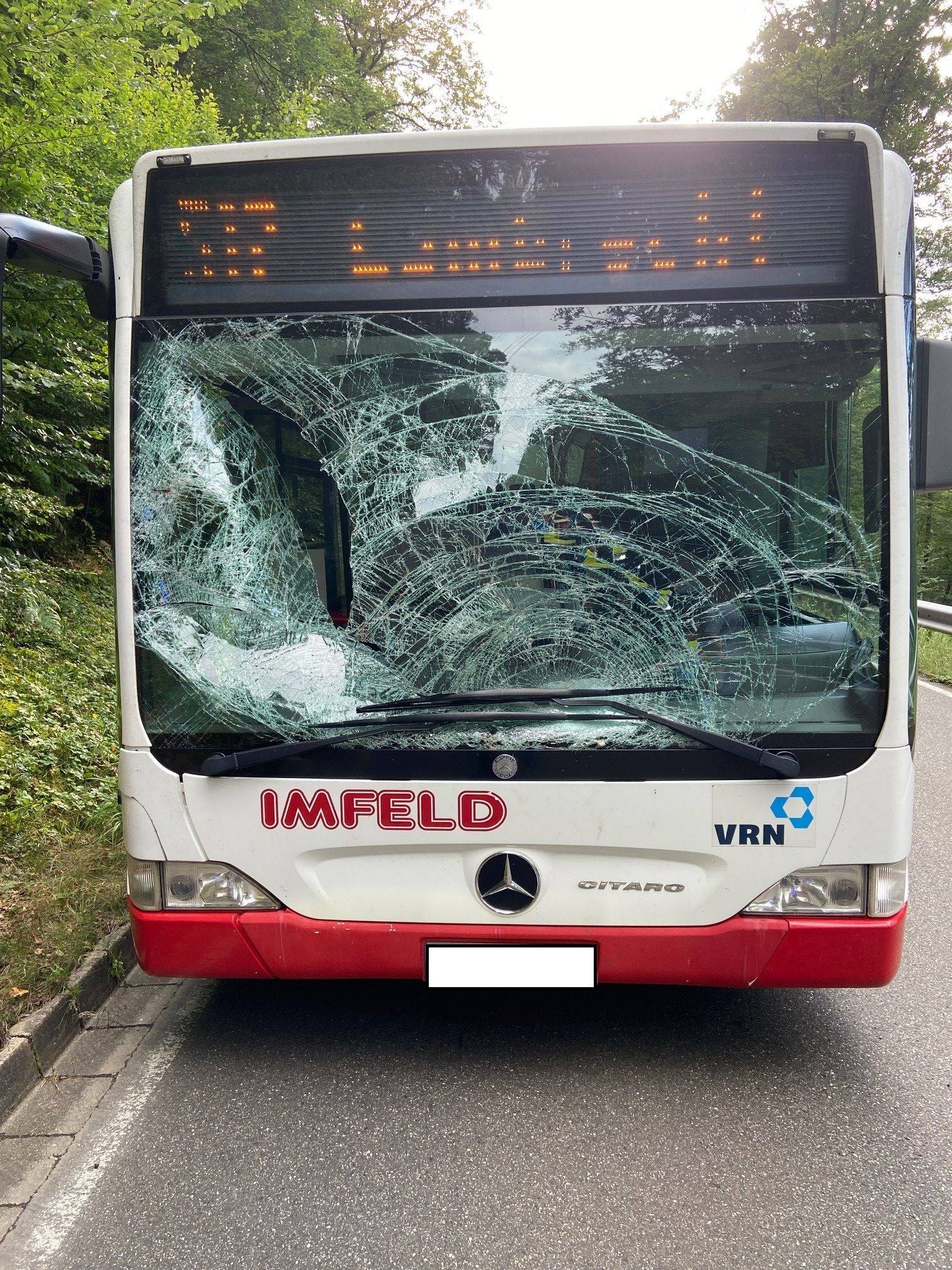 Der schwer beschädigte Bus (Foto: Polizei)