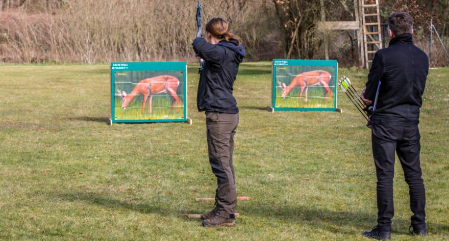 Angehende Bogenjägerin beim Schuss auf die 2D-Rehbockscheibe (Foto: DBJV)