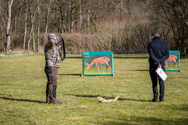 Angehender Bogenjäger beim Schuss auf die 2D-Rehbockscheibe (Foto: Falk Hennings/DBJV)