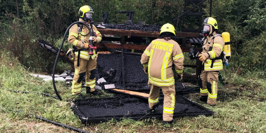 Die Feuerwehr konnte das Abbrennen des Jagdhochsitzes nicht mehr verhindern. (Foto: Polizei)