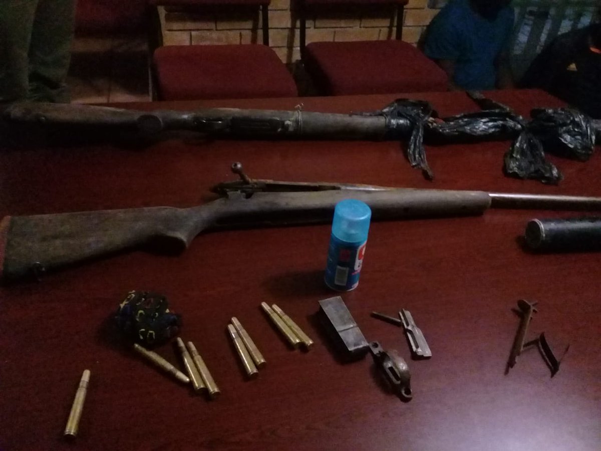 Die sichergstellten Waffen der Wilderer nebst Munition Foto: Quelle_SAPoliceService/Twitter