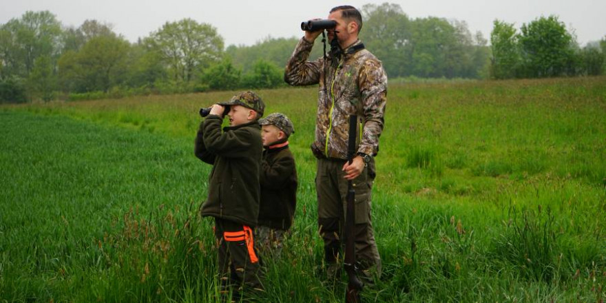 Henrik Lott will mit seinen Söhnen Henry und Charlie den ersten Rehbock des Jahres erlegen. (Foto: DMAX)