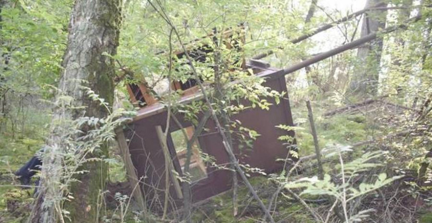 Einer der umgeworfenen Hochsitze am Immenweg (Foto: Polizei)