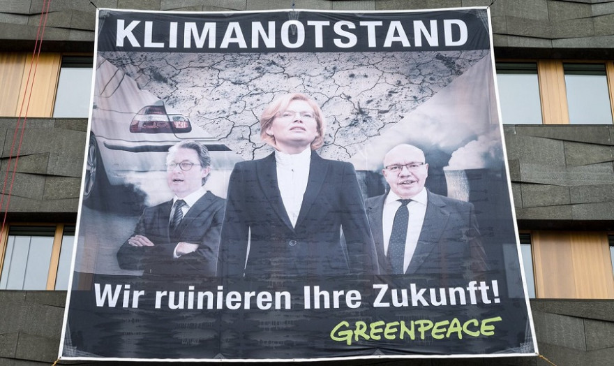 Greenpeace Kletter-Demonstration am Tag der offenen Tür der Regierung