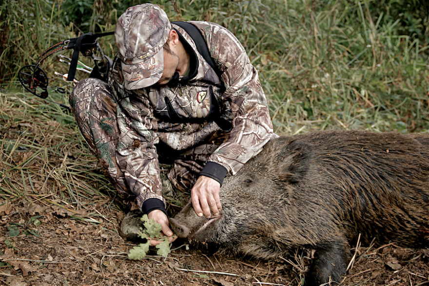 Bogenjäger mit erlegtem Wildschwein (Foto: Jan Riedel)