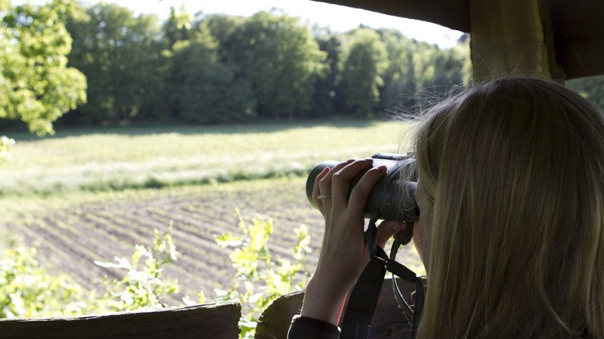 Jägerin mit Fernglas