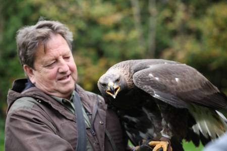 Wolfgang Schreyer, einer von 2000 Falknern in Deutschland (Foto: DMAX)