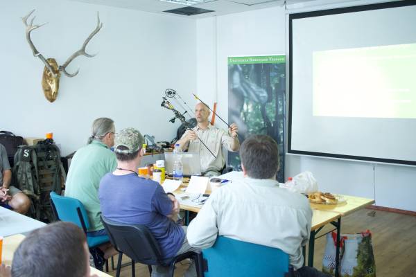 Jan Riedel vermittelt den Lehrgangteilnehmern theoretische Kenntnisse über Pfeile und Bogen (Foto: DBJV)