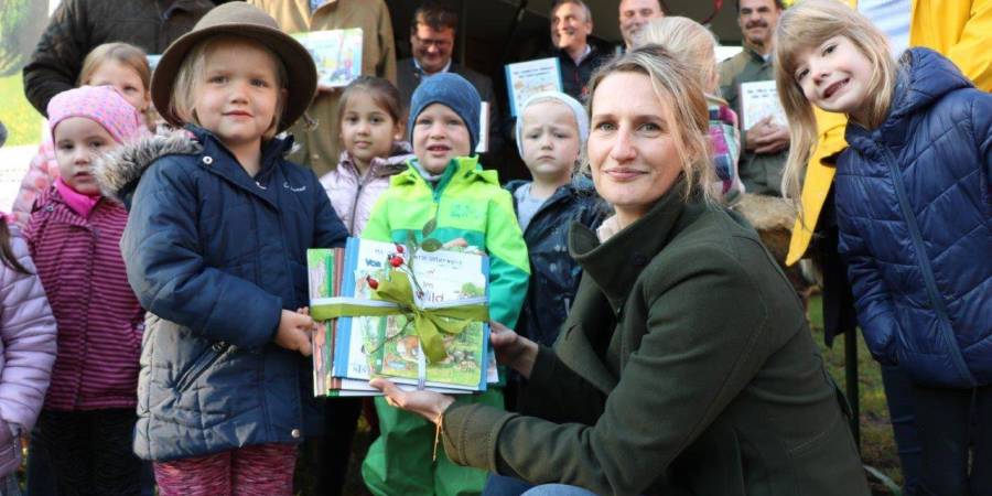 Dr. Antje Heberling, Vorstandsmitglied der Kreisjägerschaft übergab Anni Kemper das lehrreiche Bücherpaket im Rahmen des neuen KJS-Projekts „Grünes Herz- entdecke mit uns die Natur (Foto: KJS Warendorf)