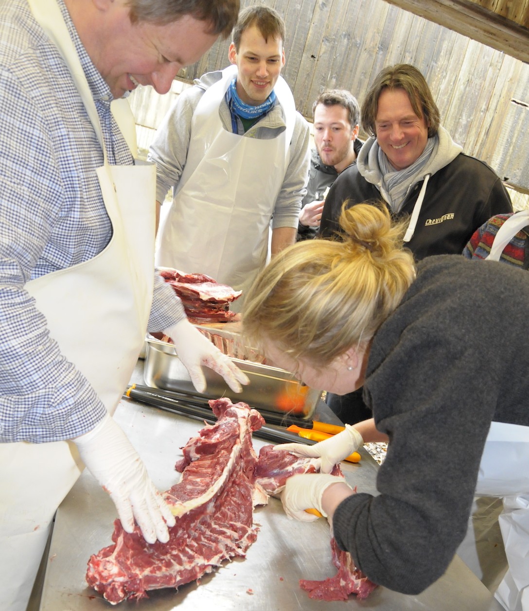 Unter Anleitung zerteilt Sophie von Korff zum ersten Mal Wildfleisch.