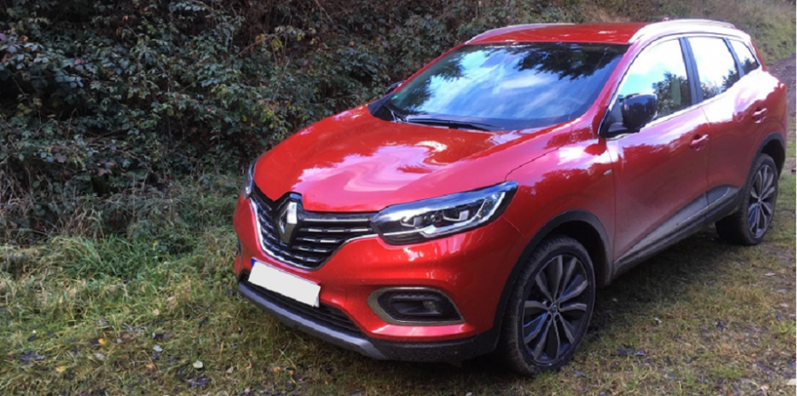 Renault Kadjar der zweiten Generation (Version 2019) in Dezir-Rot.