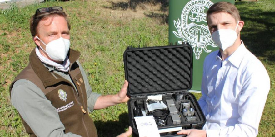 Wildmeister Christoph Hildebrandt, Leiter der LJV-Landesjagdschule (li.) nimmt die Drohne von Medialine COO Stefan Hörhammer (re.) in Gensingen entgegen. (Foto: LJV RLP)