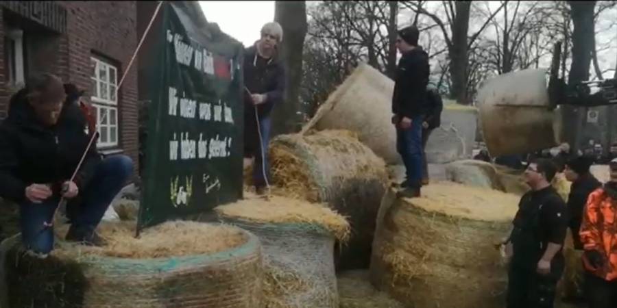 Vor deren Landesgeschäftsstelle bieten Landwirte dem NABU Futter und Know-how für die Versorgung der Koniks an (Screenshot aus Whatsapp-Video)