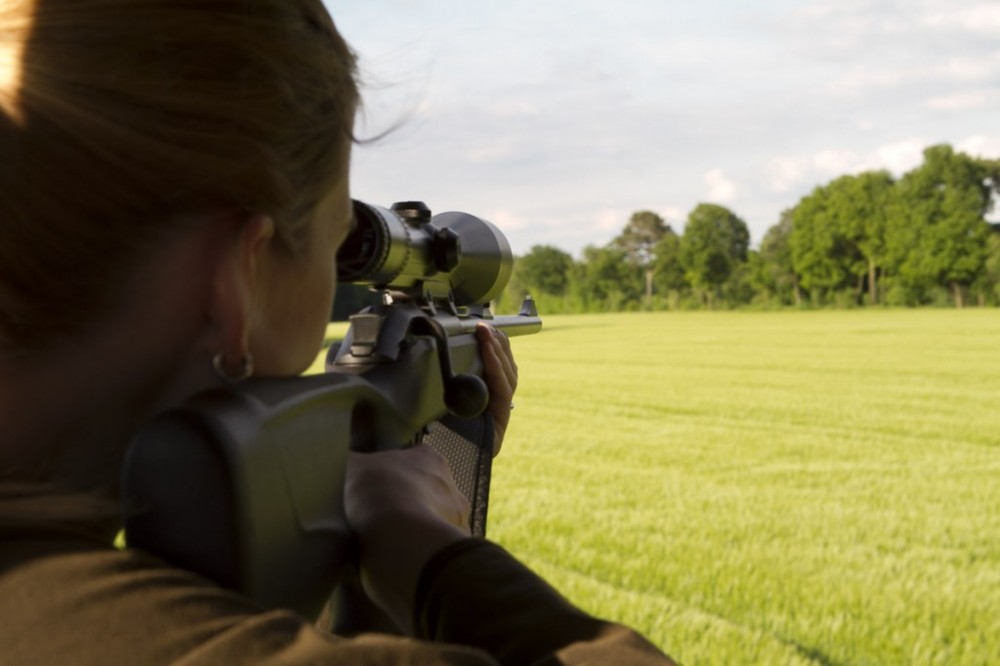 Jägerin mit Waffe