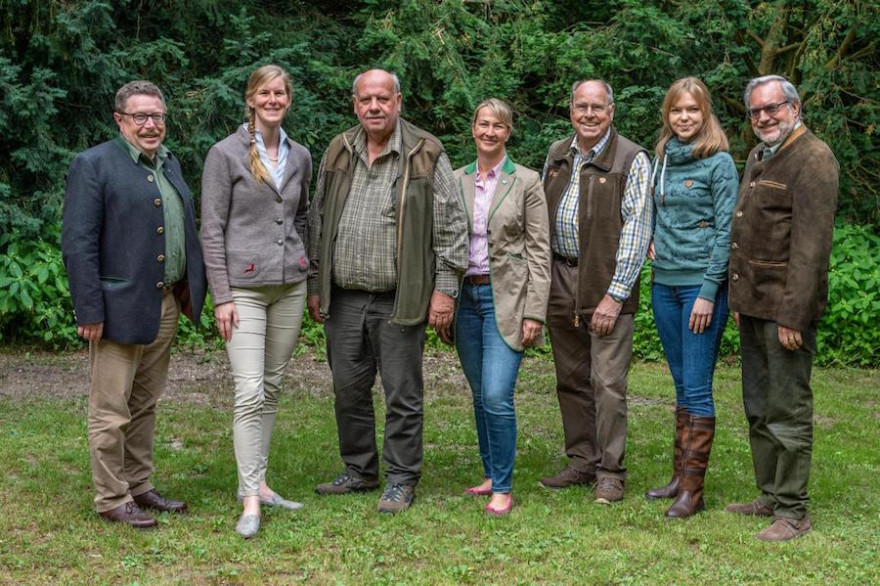 Die Vorstandsmitglieder, Botschafterinnen und der Schirmherr der Norddeutschen Wildtierrettung e. V. (v. l. n. r.) Andreas Brandt, Anna Kaufmann, Axel Claußen, Inga Maushake-Chelius, Hartwig Fischer, Sonja Wilkening und Detlef Zacharias. (Quelle: Hollweg/DJV)