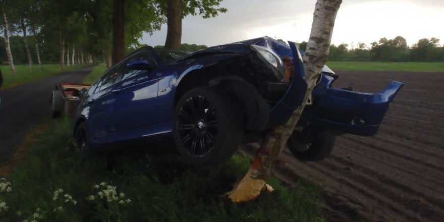 Der beschädigte BMW nebst Anhänger (Foto: Polizei)