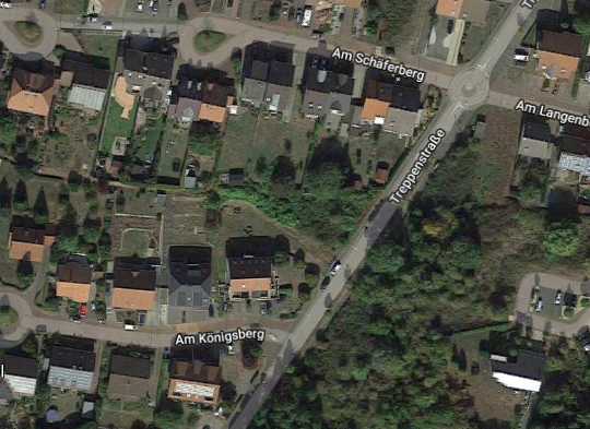 Auf einer gerodeten Grünfläche in diesem Wohngebiet, an der Treppenstraße zwischen der Einmündung „Am Königsberg“ und „Am Schäferberg“, wurden die beiden Wildschweine geschossen. Quelle: Google Maps