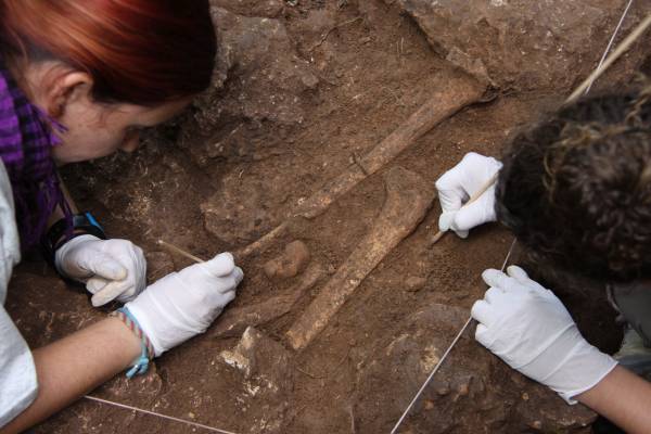 Ausgrabung Mollet III in Serinyà im Jahr 2014, dabei wurden menschliche Fossilien entdeckt. (Foto: Joaquim Soler)