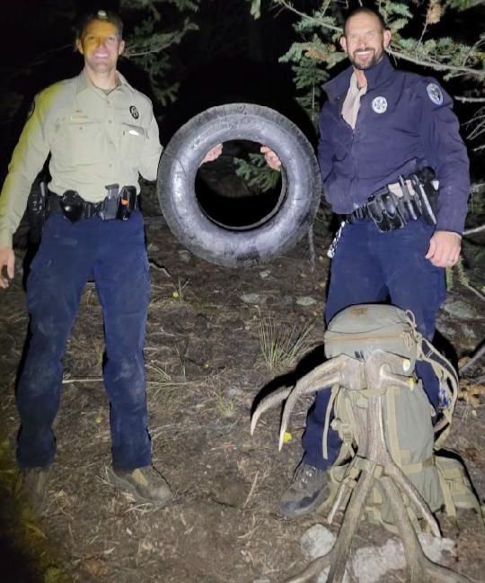 Mit Autoreifen unterwegs: Ranger schneiden Hirsch frei 