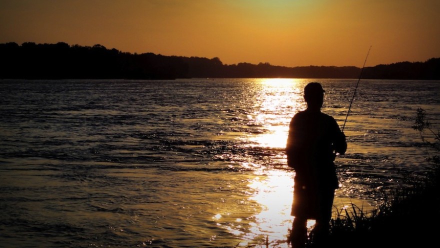 Angler im Sonnenuntergang