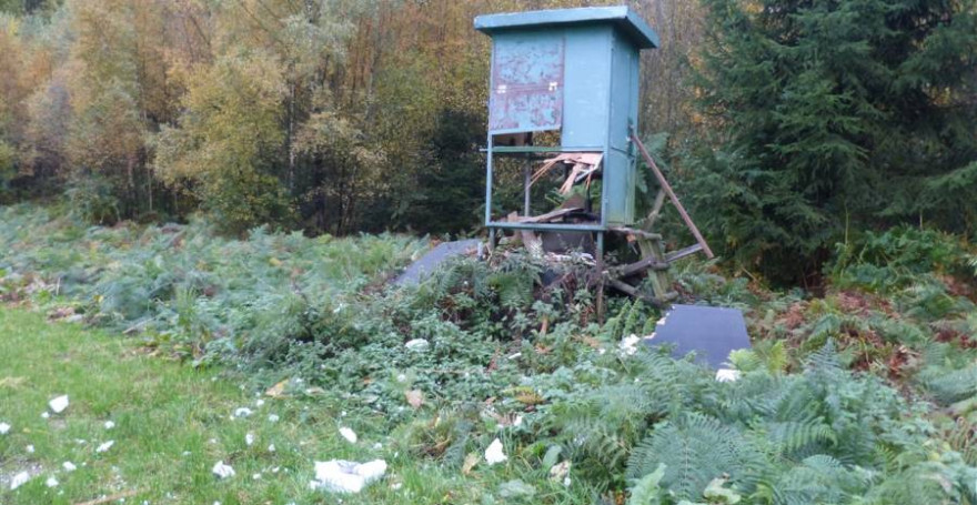 Der beschädigte Hochsitz (Foto: Polizei)