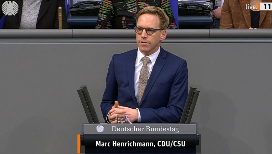 Der Bundestagsabgeordnete Marc Henrichmann, zuständiger Berichterstatter der CDU/CSU-Bundestagsfraktion, während der Debatte um das Waffenrechtsänderungsgesetz. (Foto: Deutscher Bundestag)