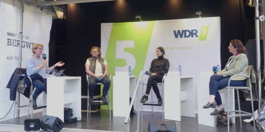 Vlnr.: Moderatorin Judith Schulte-Loh, Wildbiologin Dr. Christine Miller, PETA-Repräsentantin Nadja Michler und LJV-Präsidentin Nicole Heitzig. (Foto: LJV NRW)