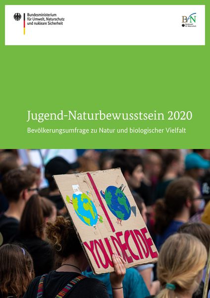 Cover der „Jugend-Naturbewusstseinsstidie 2020“: Zu sehen ist eine Demonstration von Jugendlichen (Quelle: BfN)
