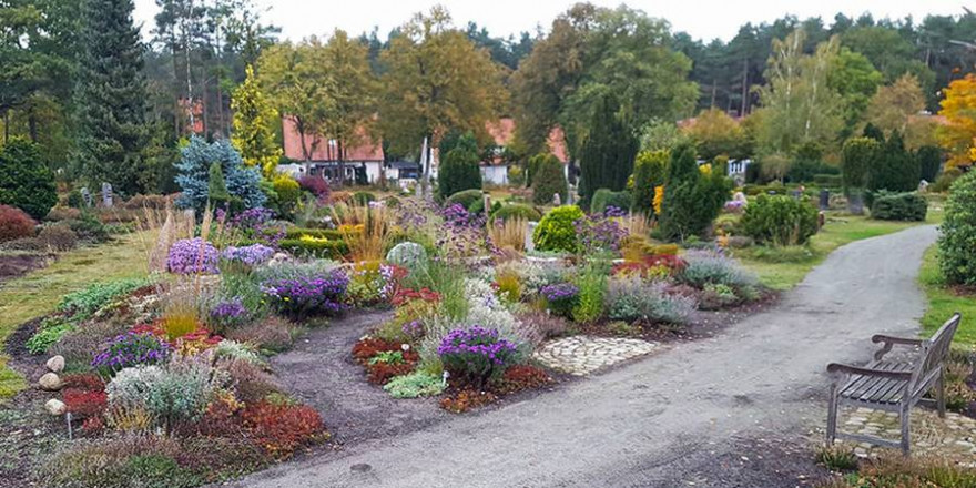 Ökologisch aufgewerteter kirchlicher Friedhof (© HkD)