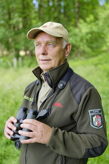 Diplom-Forstingenieur Elmar Falkenberg hat die Wildbestände und deren Auswirkungen in der Nationalparkregion Eifel im Blick. (Foto: Wald und Holz NRW/Martin Weisgerber)