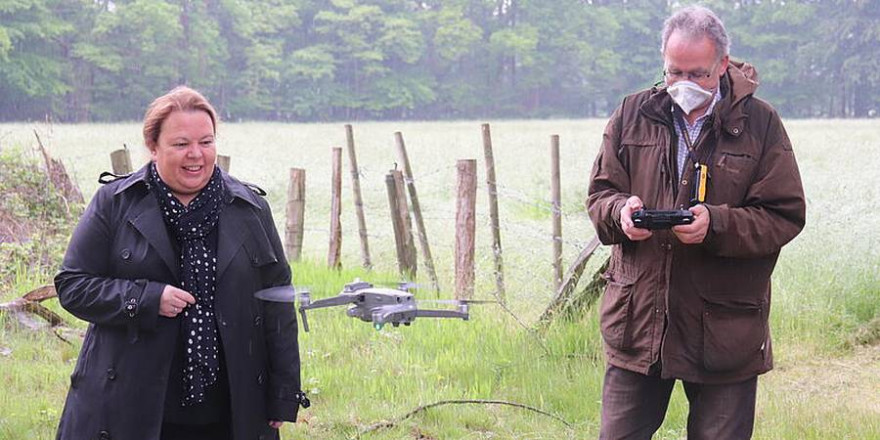 Ministerin Heinen-Esser lässt sich eine Drohne zeigen. (Foto: MULNV NRW)