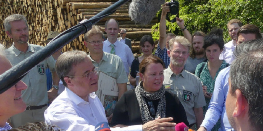 Ministerpräsident Armin Laschet und Umweltministerin Ursula Heinen-Esser informierten sich am Donnerstag, dem 25.07.209 vor Ort im Waldgebiet