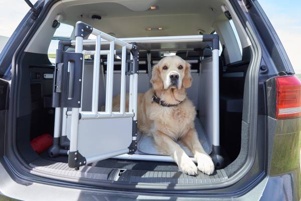 Der ideale Hundetransport findet in einer Box statt, die im Kofferraum fest verzurrt und gesichert ist. Zu groß darf eine Box aber nicht sein, sonst kann sich der Hund trotzdem verletzen. (Foto: ADAC / Uwe Rattay)