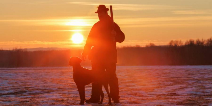 Jäger mit Hund und Flinte im Winter (Foto: vik898)