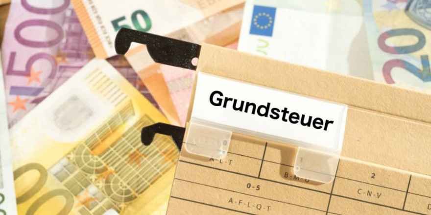 Bargeld mit einer Akte mit Aufrschrift „Grundsteuer“ (Symbolbild: iStock/Stadtratte)