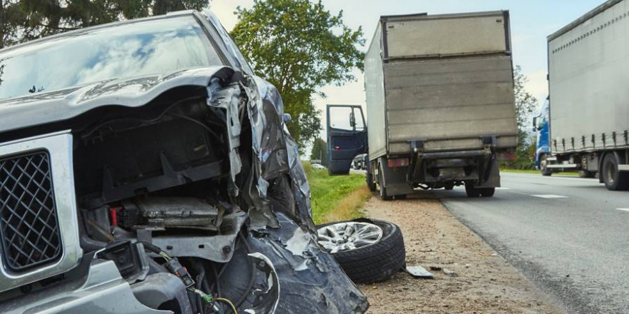 Die 56-Jährige konnte nicht mehr rechtzeitig bremsen und fuhr in den Transporter (Beispielbild: JTeivans)