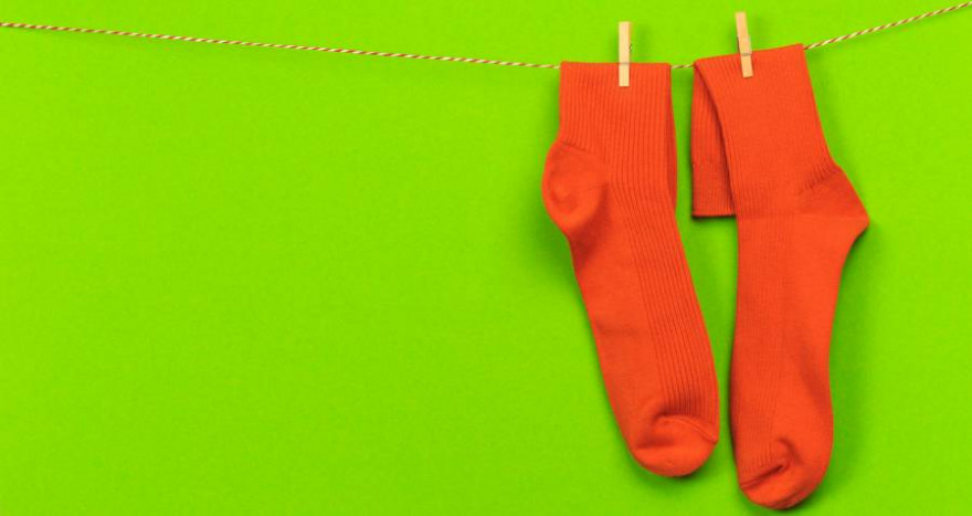 Zwei rote Socken an einer Wäscheleine (Symbolbild: Fototocam)