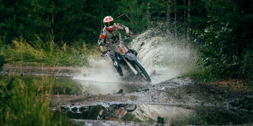 Ob Mountainbiker oder wie hier zu sehen Motocross-Fahrer, aggressives Verhalten und Rowdytum gegen andere Naturnutzer und Autoritäten häufen sich (Symbolbild: iStock/sportpoint)